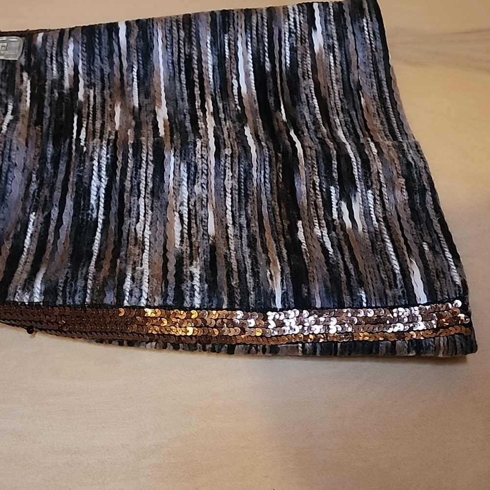 Skirt with sequence on the sides xs